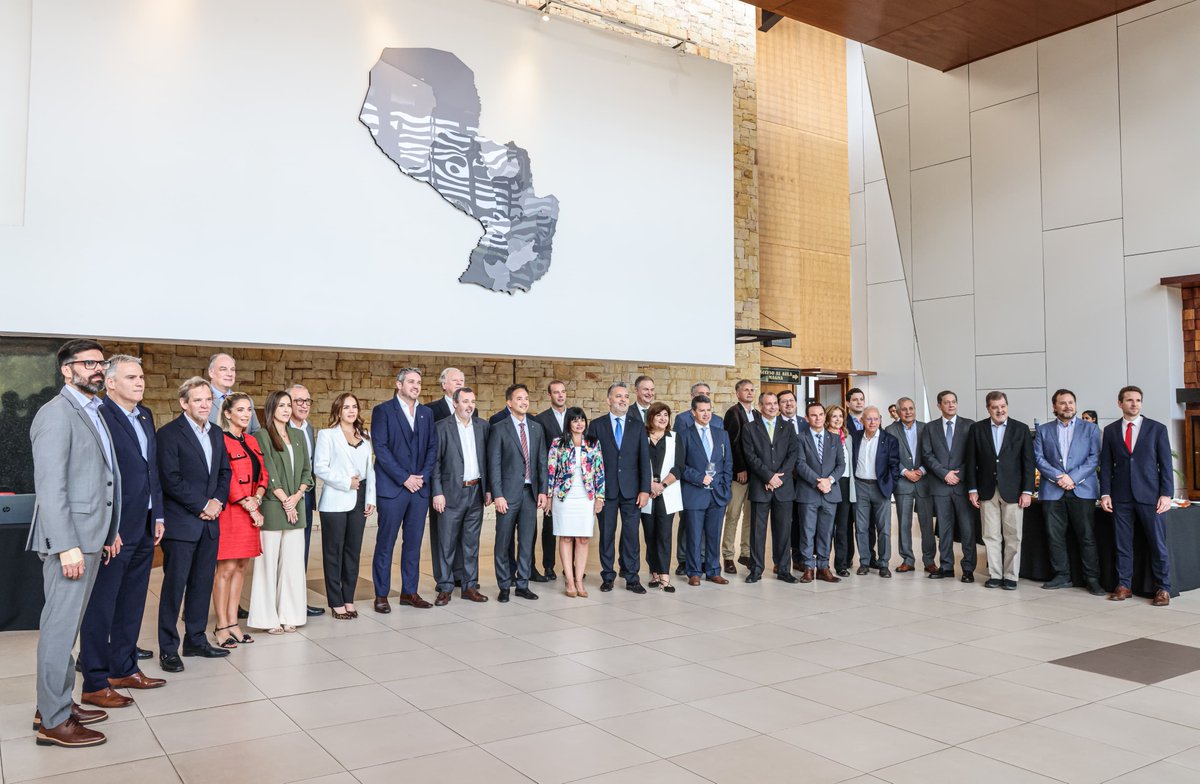 BCP_PY's tweet photo. El presidente @CarlosDCarvallo, conjuntamente con el viceministro del @MEF_Paraguay, Javier Charotti, se reunieron con miembros del Club de Ejecutivos para dialogar sobre las oportunidades que se abren para Paraguay tras la obtención del grado de inversión. https://t.co/hhPfWaBJN1