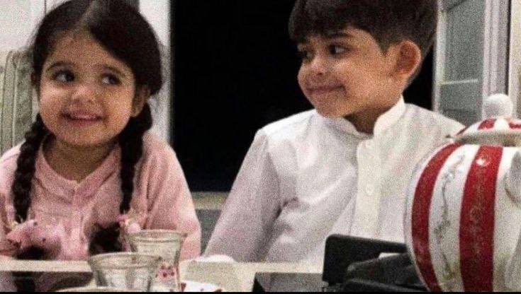 و الله إن اللي يحبّك تعرفه من وجهه 
نظرته فيها حنان و بسمته مألوفـة .