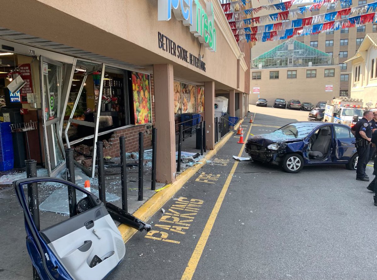Driver, 70, jumps curb, slams into supermarket and others at Staten Island stores at Manor Road Shopping Center in Castleton Corners, Staten Island.
silive.com/news/2024/08/d…