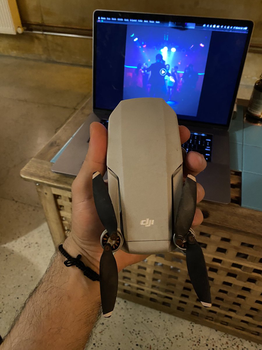 Arkadaşlar geçen hafta Cihangir civarında ( Beyoğlu ) kapının önünde bu drone buldum. 

Mahalle muhtarlarına, çevre esnafa, herkese sordum maalesef sahibine ulaşamadım.

Bir el atsanızda şunu sahibine ulaştırsak?