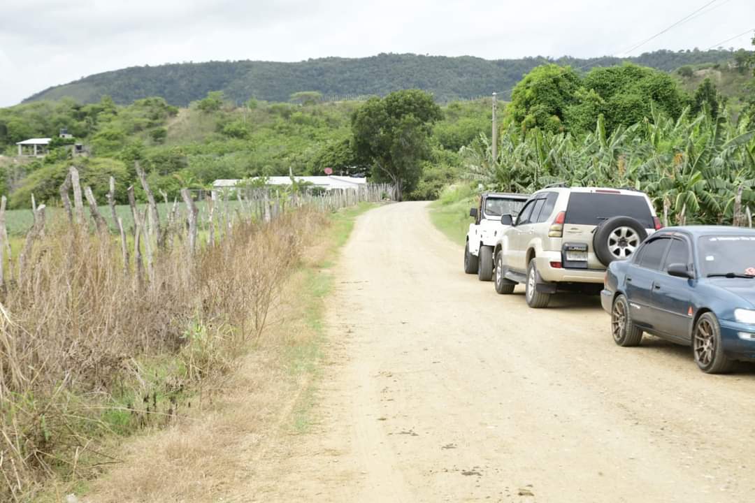 Respondiendo a un llamado de la comunidad de la Finca de Áciba, en Hato del Yaque, en compañía del director regional de Obras Públicas, Alexis Sosa y una comisión de ingenieros de Santo Domingo, informando los pasos a seguir para el asfaltando que resta de la carretera del lugar.