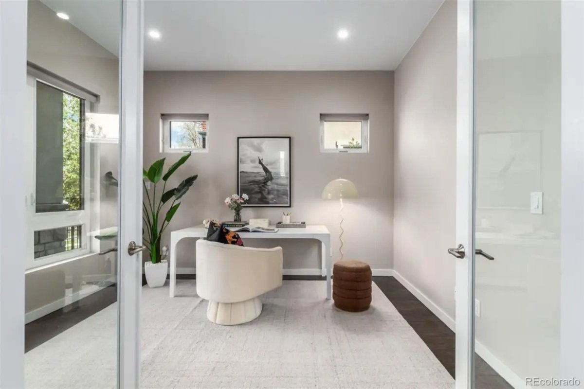 kentwood's tweet image. Transform your work-from-home experience with a stunning home office that inspires creativity and productivity. Which one would you choose?

#KentwoodRoomOfTheMonth #DreamWorkspace #DenverRealEstate #RoomOfTheMonth #HomeOffice #OfficeDesign #InteriorDesign #KentwoodRE