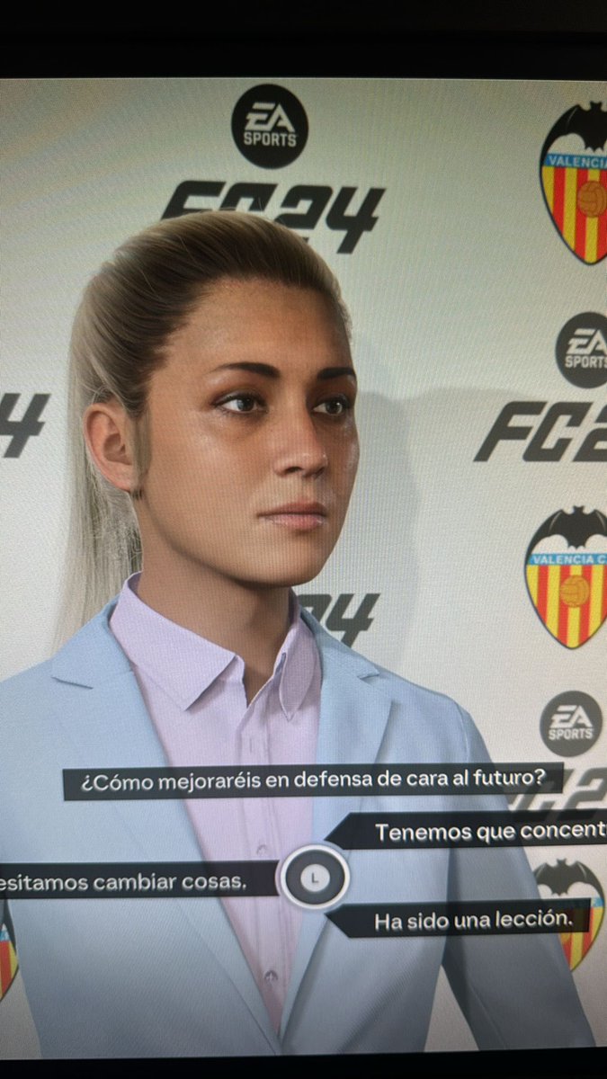 aleasunciion's tweet photo. not mi novio haciendo un modo carrera en el fifa para crearme con mi nombre y SU apellido y ser la entrenadora del Valencia 🤣🤣🤣🤣🤣 https://t.co/8H0ht3LUNU