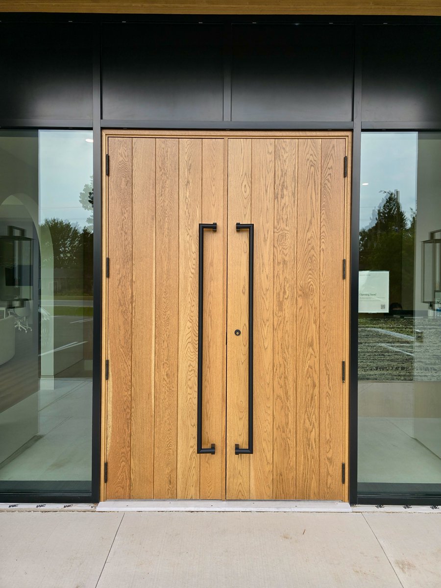 AmberwoodDoors's tweet image. Gorgeous @MadisonTDesign Firm features 2 stunning *SOLID* Flat Sawn #whiteoak @AmberwoodDoors #doors with Maibec Sunkissed Beige stain &amp;amp; #doorpulls with Mortise deadbolt in flat Black!
Contact amberwooddoors.com today! 416-213-8007
🇨🇦&amp;amp;🇺🇸Shipping
#doorsofdistinction #doors