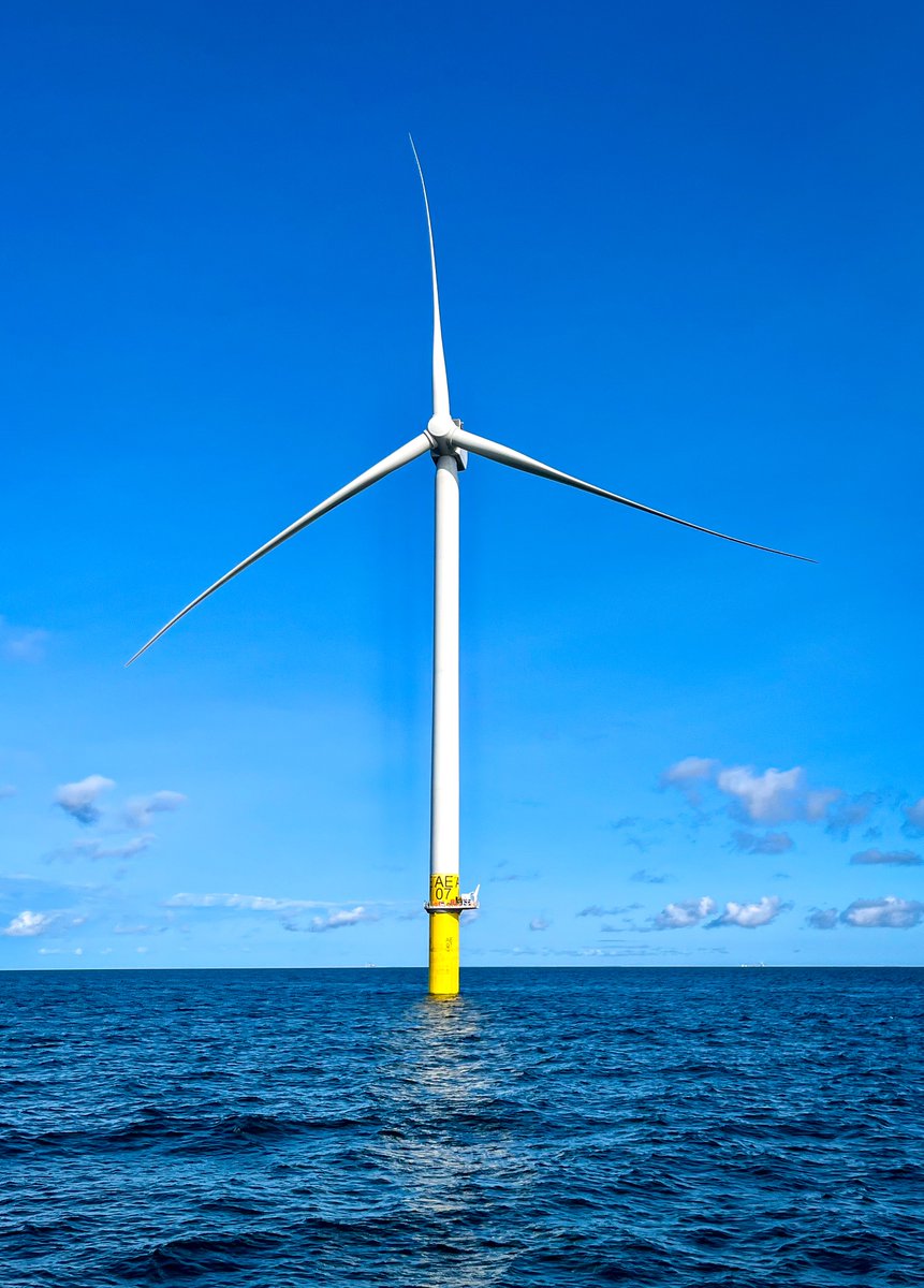 Ørsted's year of action continues today with the first turbine installed at Revolution Wind! Excited to see America’s first multi-state, large-scale wind farm hit the water, getting ready to power ~350k homes in CT and RI. #offshorewind <a href="/OrstedUS/">Ørsted U.S.</a>
us.orsted.com/news-archive/2…