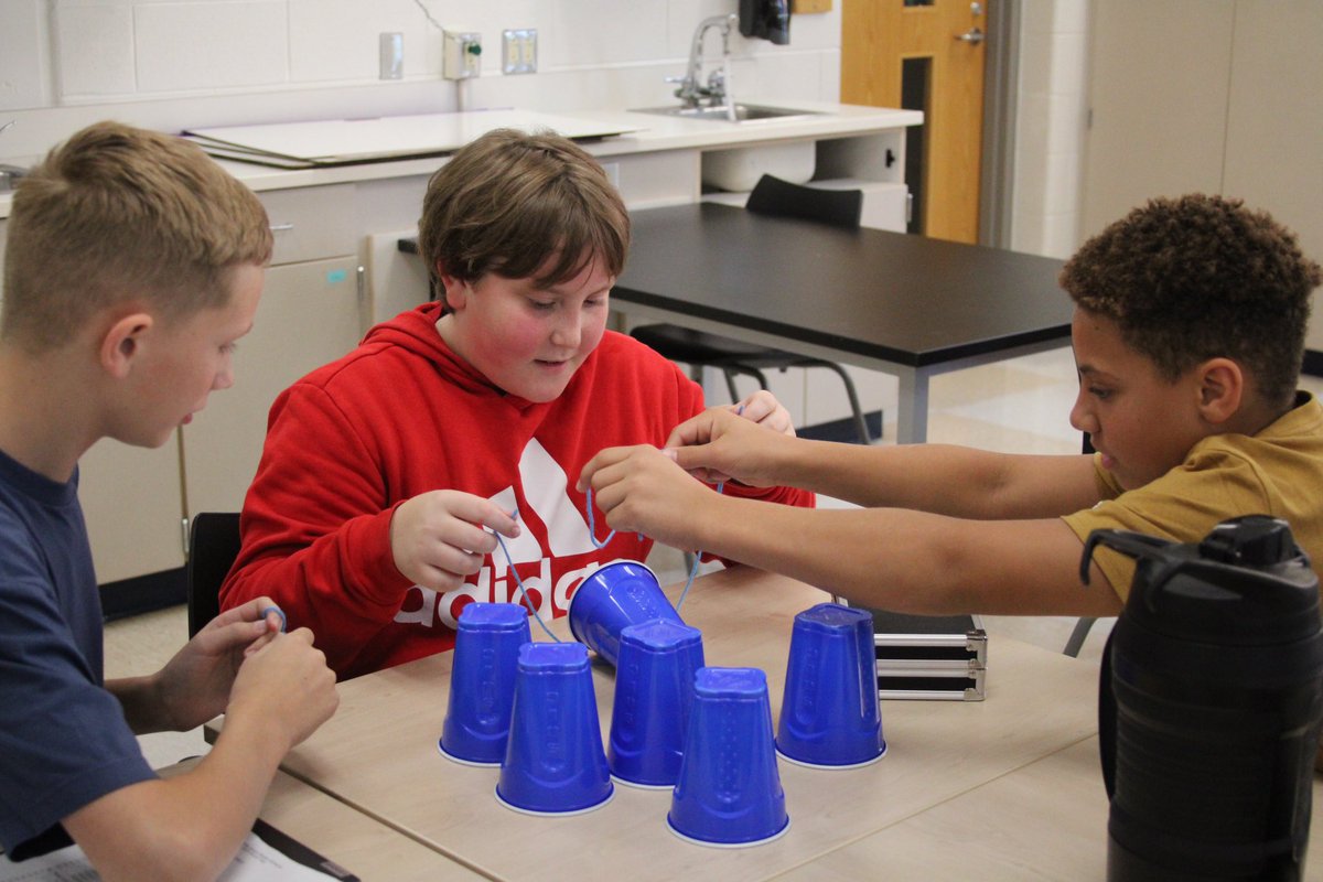 Lake Orion Community Schools (@lkorionschools) on Twitter photo At <a href="/Oakview_MS/">Oakview MS</a>, the 8th grade WEB leaders guided the 6th graders around the building while seventh graders did team-building within classes. #LOCSFirstDay #AlwaysLakeOrion At <a href="/Oakview_MS/">Oakview MS</a>, the 8th grade WEB leaders guided the 6th graders around the building while seventh graders did team-building within classes. #LOCSFirstDay #AlwaysLakeOrion