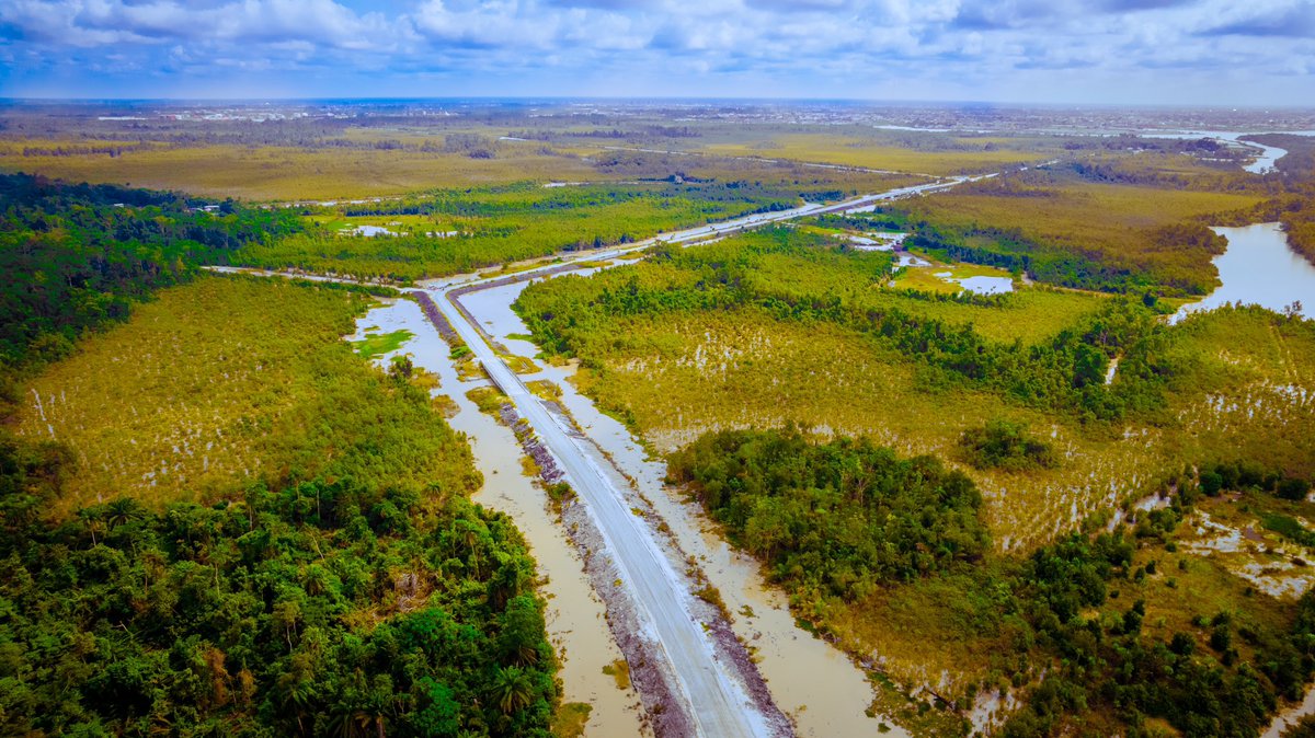 RtHonSheriff's tweet image. I inspected the 20.95-kilometre Trans Warri/Ode Itsekiri Road alongside the Olu of Warri, Ogiame Atuwatse III, CFR, this morning. This project is key to the Itsekiri Nation. With multiple bridges and spurs, this project has a 17-year history behind it. Going forward, Setraco…