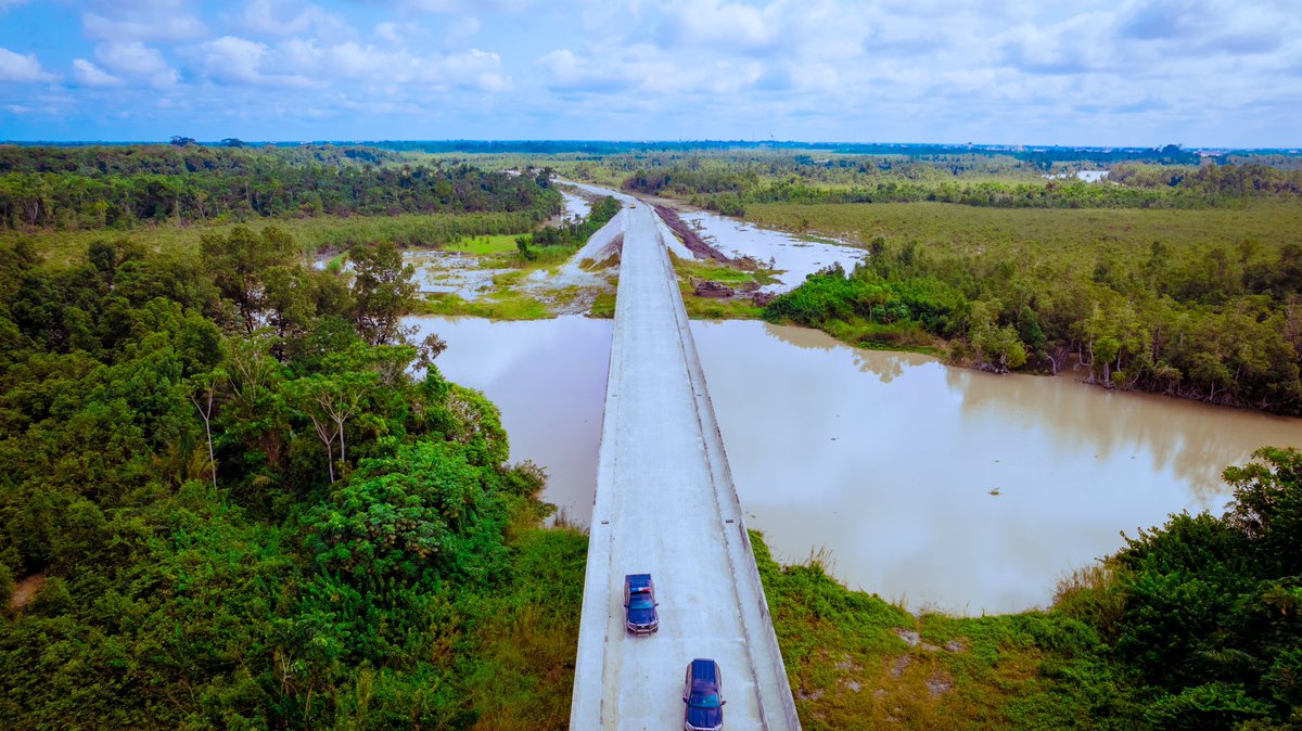 RtHonSheriff's tweet image. I inspected the 20.95-kilometre Trans Warri/Ode Itsekiri Road alongside the Olu of Warri, Ogiame Atuwatse III, CFR, this morning. This project is key to the Itsekiri Nation. With multiple bridges and spurs, this project has a 17-year history behind it. Going forward, Setraco…