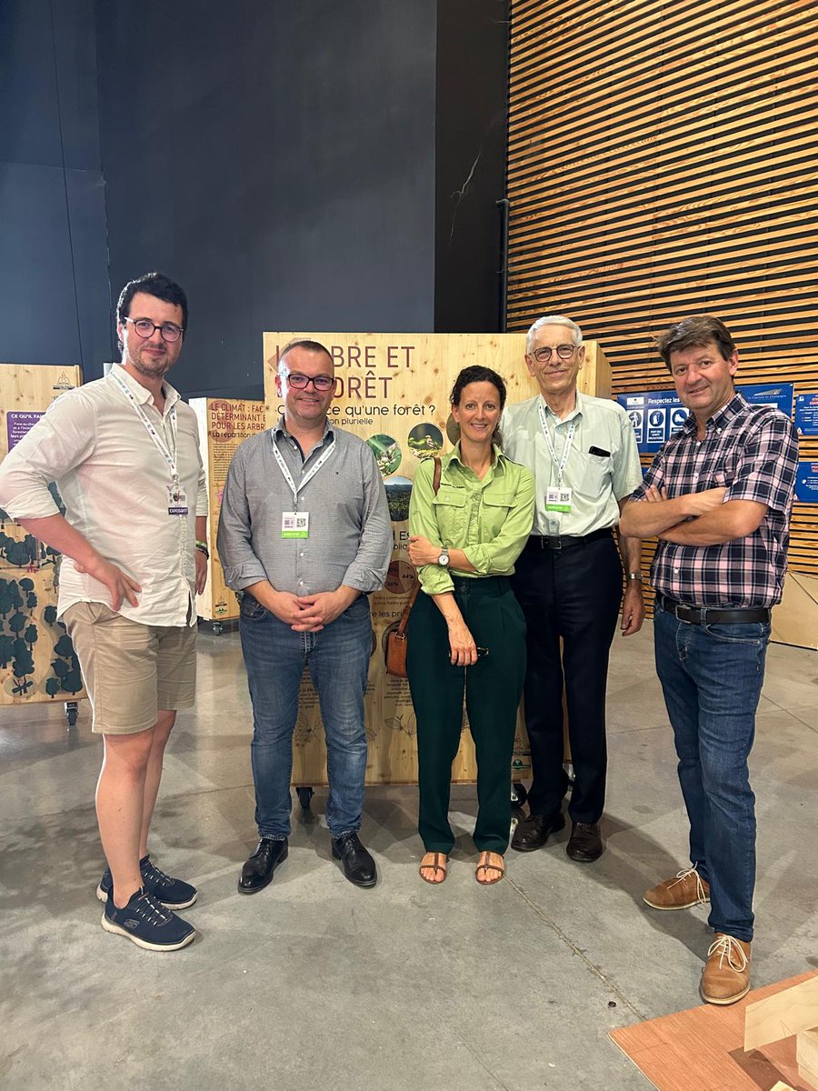 Samedi 31/8, <a href="/foiredechalons/">Foire de Châlons</a>: Rencontre 🙂avec responsables 
@Fibois_grandest, <a href="/ONF_Officiel/">Office national des forêts</a>  Aube-Marne et  <a href="/PEFCGrandEst/">PEFC Grand Est</a> 
Photo sur stand Fibois conçu pour faire découvrir à tous : la forêt🌳 , le bois 🪵et les pratiques durables🌱 auxquelles notre Tonnellerie est attachée 🤎