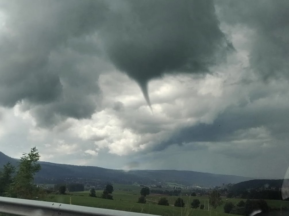 MeteoFrComtoise's tweet image. 🔴 Vue imprenable sur la #tornade au-dessus de Métabief (25) lorsqu’elle touchait terre à Saint-Antoine dans le #Doubs, provoquant l’effondrement d’une petite "baraque" où les #vents ont été estimés à +/- 150km/h… ce mardi 03 septembre vers 13h00 ⚠️🌪️ (©CaroMobSey) @KeraunosObs