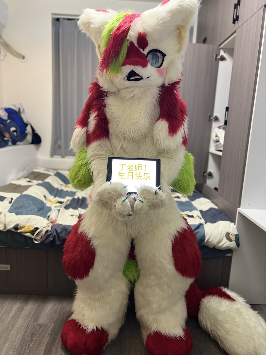 谢谢大家的生日祝福，虽然今年的生日是在加班中度过的，但真的谢谢给我举牌的朋友们！