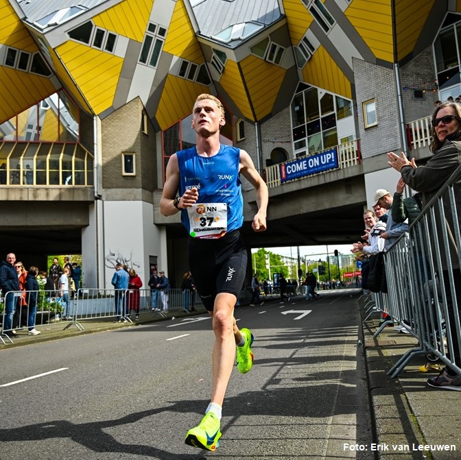 4MijlvanAssen's tweet photo. 4, 11 en 18 sep geeft Asser top-hardloper Tom Hendrikse gratis clinics aan basisschoolgroepen 1-8. Als meervoudig winnaar van de 4 Mijl van Assen gaat hij speels in op hardlopen en oefent met leerlingen. Elke clinic (35 min) start om 15u in het Anne Frank Park. Opgave niet nodig. https://t.co/7J8QykzDX0