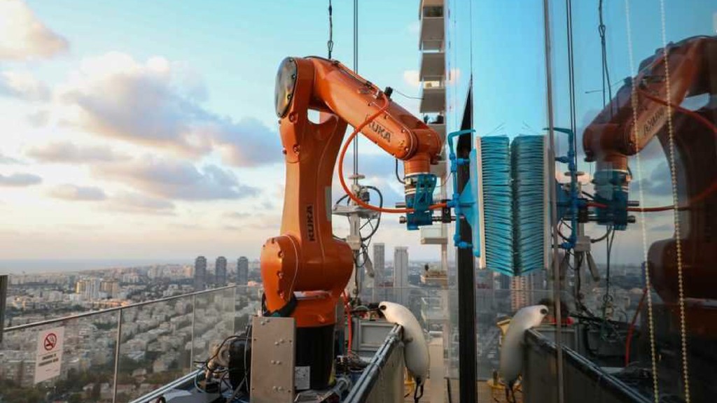 core77's tweet image. #Robotic #WindowWashers for #Skyscrapers 🪟

A company called Skyline Robotics reckons humans shouldn&apos;t be doing the job at all. To that end they&apos;ve developed Ozmo, a robotic arm that #washes #windows.

Read the full story on Core77: l8r.it/JbND