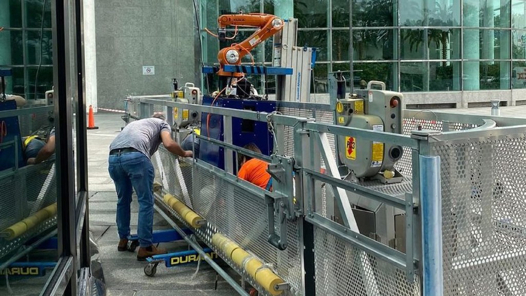 core77's tweet image. #Robotic #WindowWashers for #Skyscrapers 🪟

A company called Skyline Robotics reckons humans shouldn&apos;t be doing the job at all. To that end they&apos;ve developed Ozmo, a robotic arm that #washes #windows.

Read the full story on Core77: l8r.it/JbND