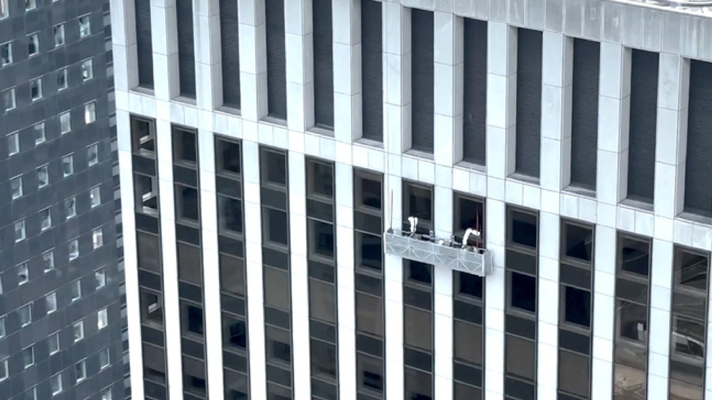 core77's tweet image. #Robotic #WindowWashers for #Skyscrapers 🪟

A company called Skyline Robotics reckons humans shouldn&apos;t be doing the job at all. To that end they&apos;ve developed Ozmo, a robotic arm that #washes #windows.

Read the full story on Core77: l8r.it/JbND