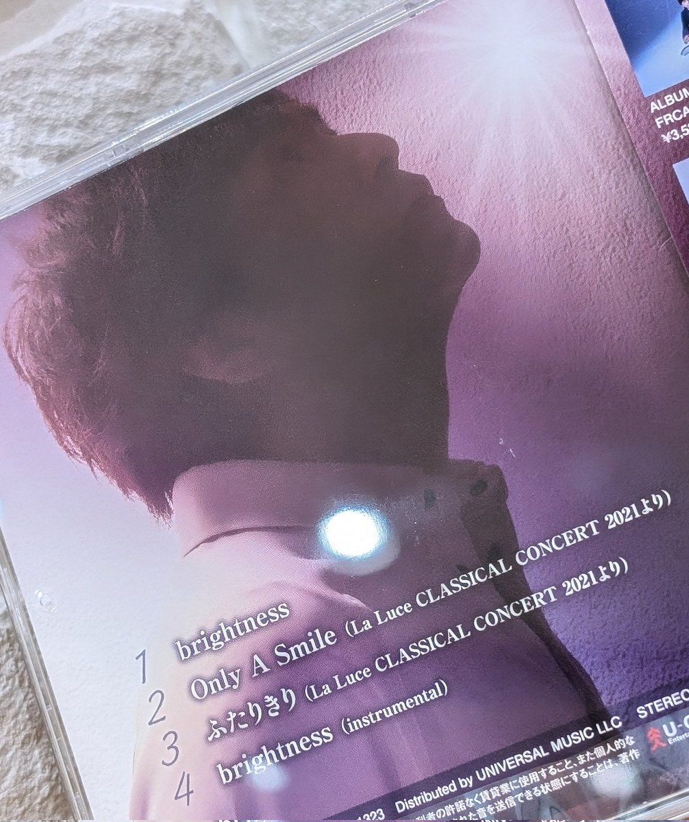 ANIMA_LIBERA328's tweet image. *
ご本人が仰るように会場やその場の雰囲気で歌い方や私の感じ方にも変化が。
その時だけの生の歌声がさらに楽しみとなっている新曲 #brightness ✨ 

そしてこの💿でしか聴けない"「深夜便のうた」のため"の深い歌唱表現に😍

作曲家、ヴォーカリストとしての進化を今また感じています

#藤澤ノリマサ