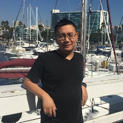 此人是国内被通缉的诈骗犯，法院认证的老赖。前几年在国内以“爱国大V”人设诈骗很多信任他的无脑小粉红，2022年跑路国外伪装成高华、“企业家”，并转变成反贼人设，上不明白博客，发表反贼言论，跟翟山鹰一样想以同等方式收割无脑反贼及支黑。
从今天开始还有谁被他骗只能说是活逼该了，我只能帮到这了。