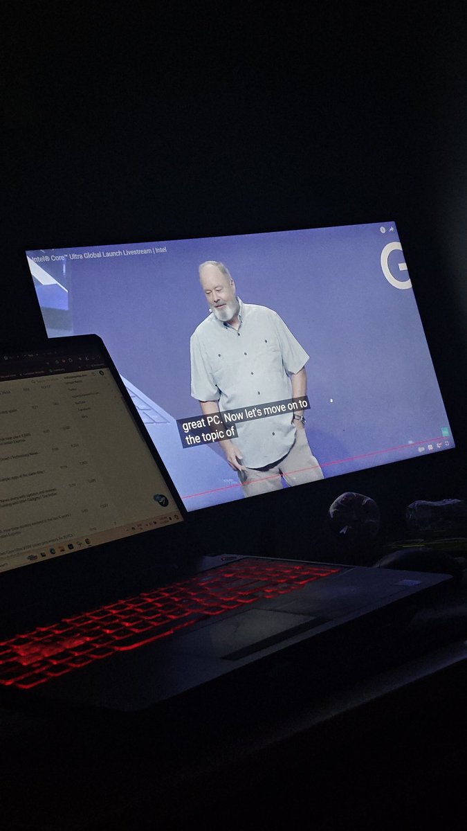 viveku's tweet image. I love how this guy is directly attacking Qualcomm. Lunar Lake looks very very promising. #IntelCoreUltra200V #LunarLake