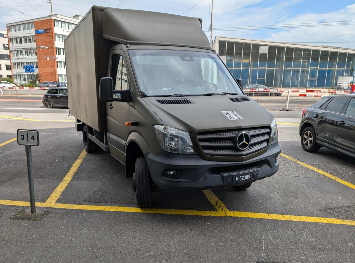 Liebes <a href="/vbs_ddps/">VBS - DDPS</a> - gerne Mal euren besten Chauffeuren der Welt zeigen, wie man parkiert, ohne dabei drei Parkplätze auf einmal zu blockieren. Der Parkplatz des Imbisses war nämlich voll und andere hätten auch Hunger gehabt...