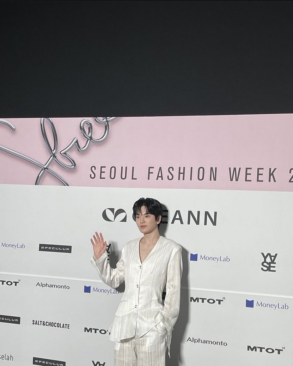 ifntnews's tweet photo. [IG] 240903
Seongjong IG Post

Working hard on my birthday 🔥🤟🏼#시이안 #ceeann #SeoulFashionWeek #LeeCeeannCreativeDirector

♾️ https://t.co/Lrcb7wwHYO
#인피니트 #성종 #이성종 #INFINITE #Sungjong #Seongjong https://t.co/1VWDJUv26z