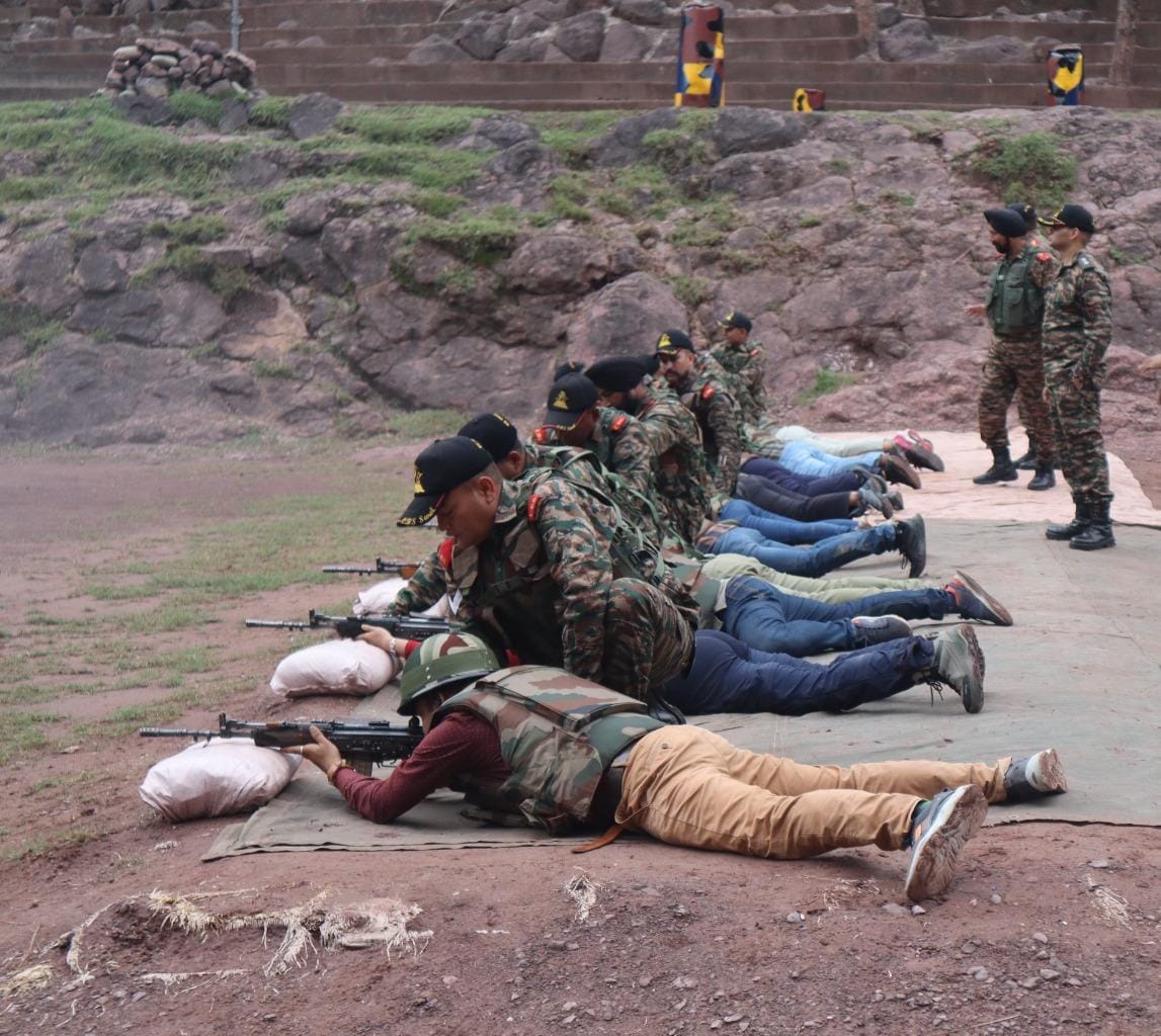 prodefencejammu's tweet photo. #DCC2024
#Day2
An unforgettable experience for
#DefenceCorrespondenceCourse at Corps Battle School, #Sarol. They witnessed battle inoculation, live firing drills, explored the IED training facility, & even got hands-on with firing & Burma Bridge crossing.🇮🇳
@Whiteknight_IA https://t.co/RSGYU8MmSW