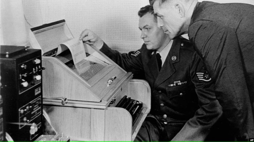 Justice1stLaw's tweet photo. A 3-minute oral history of Washington-Moscow hotline on August 30, 1963, making it A Day To Remember courtesy of @UCOBronchos
Listen on @Spotify https://t.co/mxFo1D9shC
Listen on @ApplePodcasts https://t.co/S9hfe42P4Z
#ColdWar #USA #USSR #Hotline #Teletype #Communication https://t.co/X4rh7XEQJ2