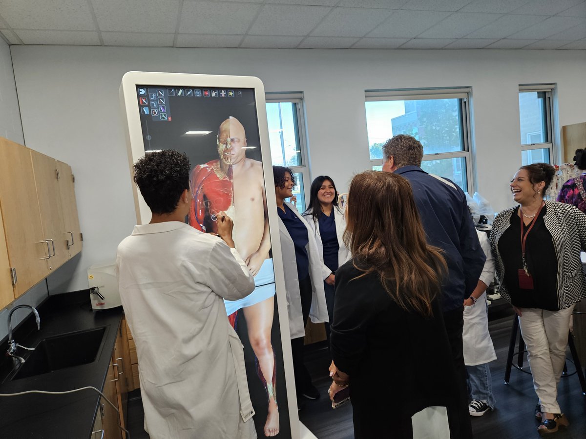 RIDeptEd's tweet image. At @Official_JSEC, we joined students &amp;amp; staff to cut the ribbon to its brand new science lab. With the state’s first life sciences school, @pvdschools will help more students take advantage of engaging courses &amp;amp; pathways that will help them thrive in a fast-growing sector in RI.