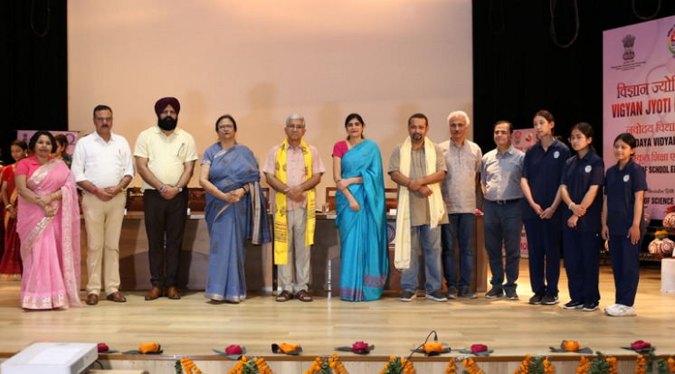 IiserMohali's tweet image. Vigyan Jyoti Conclave was held on our campus on Sept 2-3 2024, where 109 motivated girls from 37 JNVs & other schools witnessed science and maths in action.
Great teamwork by NVS RO Chandigarh & JNV Chandigarh. #WomenInSTEM 
@JyotiVigyan @IndiaDST @NVS_HQ @EduMinOfIndia.