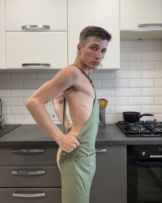 Cooking 😏 https://t.co/XM3litahZI https://t.co/vuO2HF1Ukc