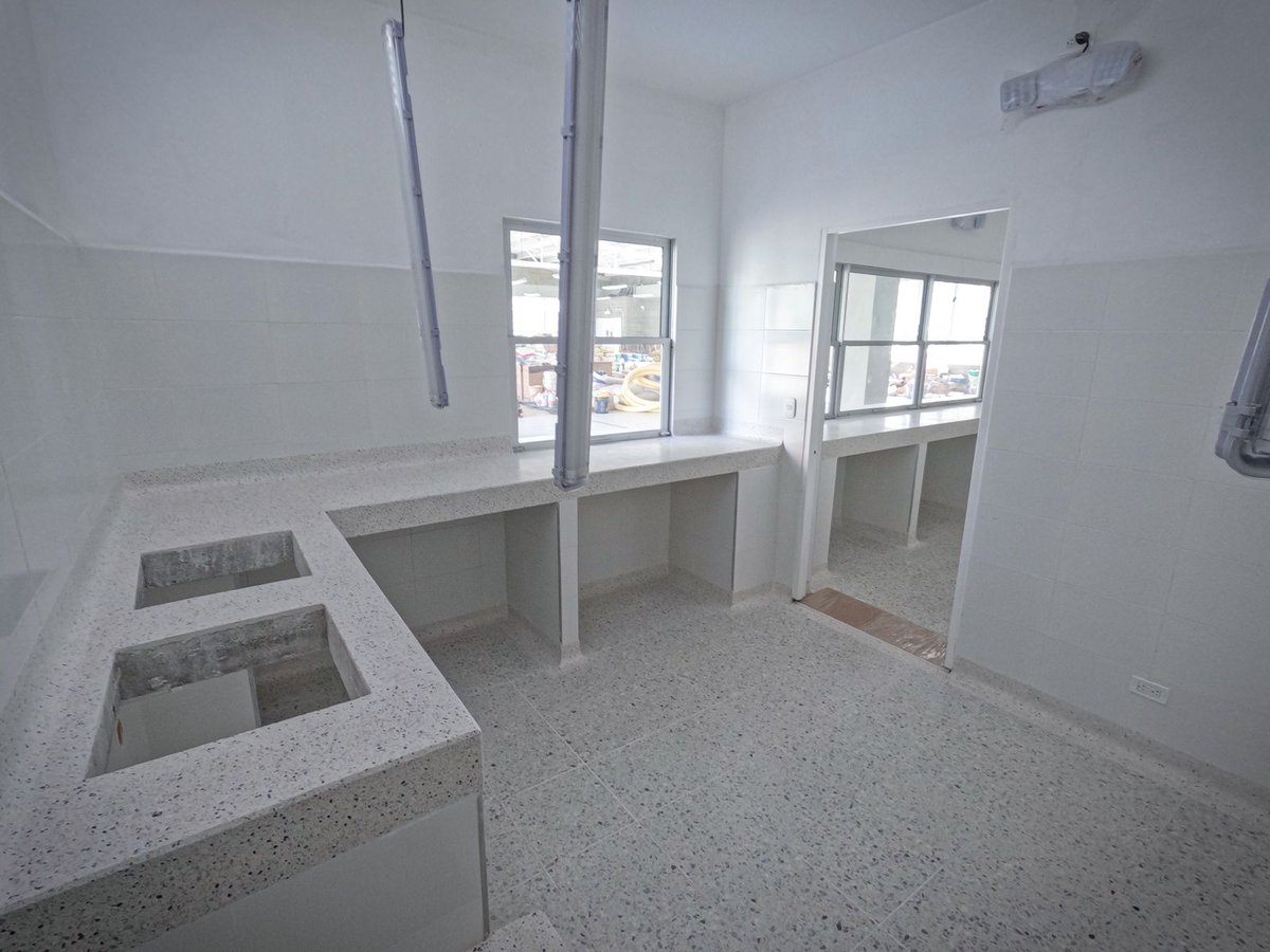 🌋¡Hoy viajamos al suroccidente del país, al pie del volcán Galeras, para inspeccionar las obras de dos colegios nuevos que estamos construyendo en #Pasto!🏗️

👷‍♂️La primera parada es en la Institución Educativa Municipal Técnico Industrial, sede San Vicente. 🙌¡Ya tenemos un 85%
