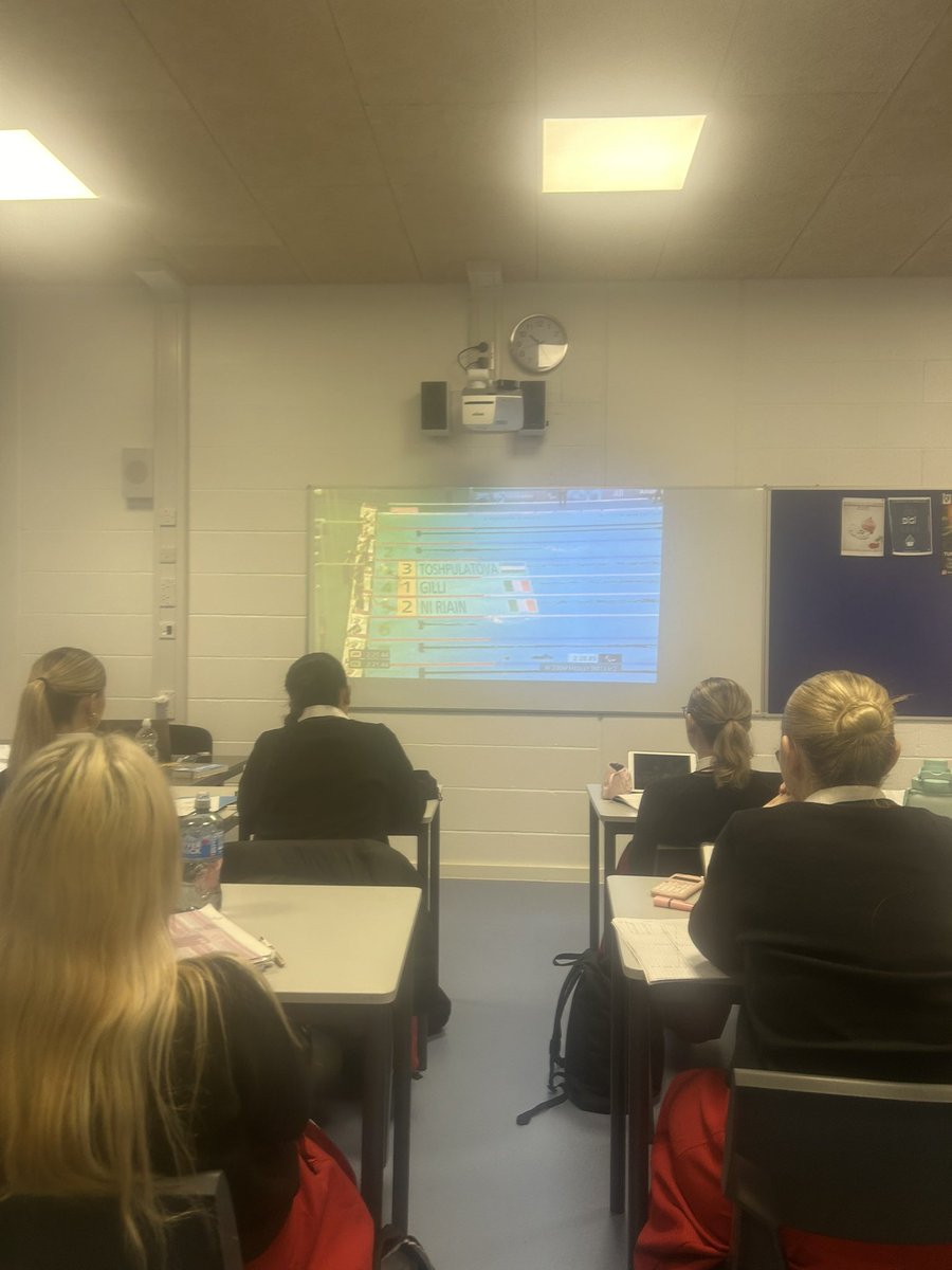 Naomi Ní Chearbhaill (@naomicarroll13) on Twitter photo Daltaí <a href="/GCLuimnigh/">GCLuimnigh</a> ag tabhairt tacaíochta d’iarscoláire Róisín Ní Riain arís inniu! Go n-éirí léi arís anocht 🇮🇪💪 Laoch 💚 Daltaí <a href="/GCLuimnigh/">GCLuimnigh</a> ag tabhairt tacaíochta d’iarscoláire Róisín Ní Riain arís inniu! Go n-éirí léi arís anocht 🇮🇪💪 Laoch 💚