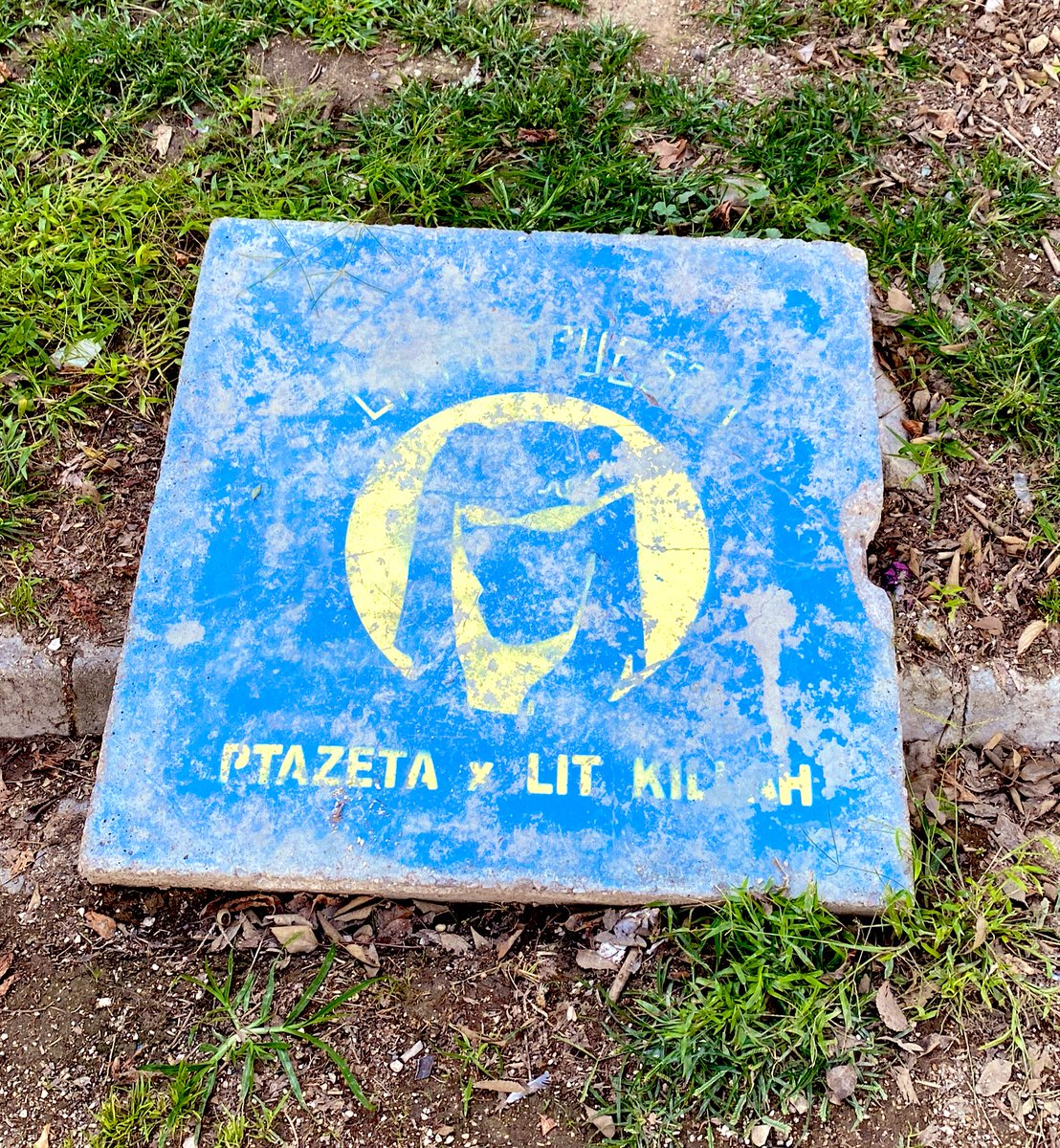 Me he encontrado esta losa con los nombres de <a href="/Ptazeta_/">EnlaCasa</a> y <a href="/LITkillah/">L.I.T</a> en el Parque Fuente del Berro (Madrid). Alguien sabe de dónde viene y por qué esta ahí? 😅