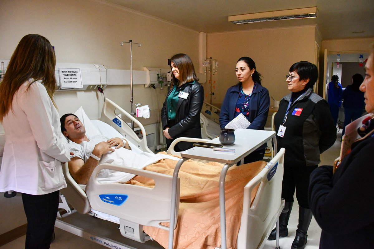 SeremiSalud16's tweet photo. ¡#Copago0 cumple 2 años! 🩵
Seremi @XimenaSalinasU junto Directora de @SaludNuble, Directora del @HospitalChillan y Directora de Fonasa #Ñuble; visitaron a Boris, él es Fonasa D y gracias al #Copago0 pudo acceder a cirugía la cual hubiese postergado por falta de financiammiento. https://t.co/OZJDUIRaeE