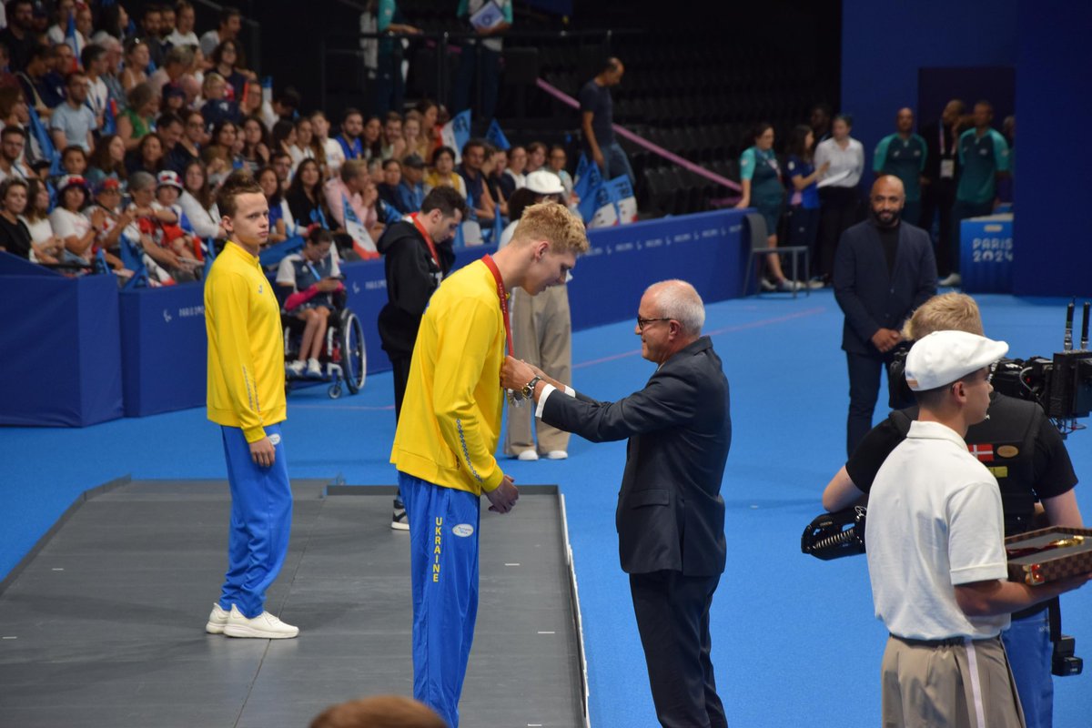 GrandParisMGP's tweet photo. 🥇✨ Paul Mourier, Directeur Général des Services de @GrandParisMGP a eu l’honneur aujourd’hui de remettre les médailles aux athlètes paralympiques 100m dos hommes 🏊‍♂️🤩 https://t.co/pmBsColNkS