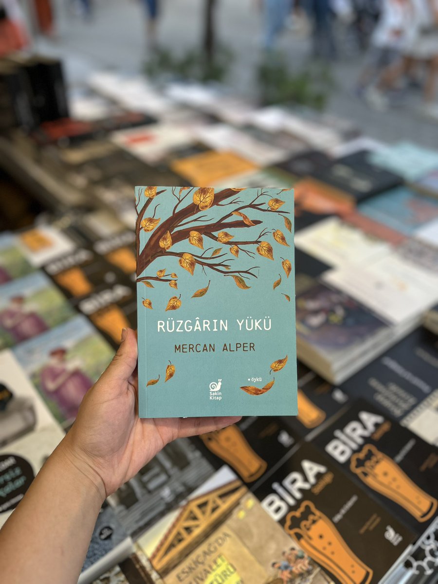 RÜZGÂRIN YÜKÜ
İlk söz söylendiğinde, ilk hikâye anlatıldığında, ilk kez kardeş kardeşin canını aldığında, daha dünya bildiğimiz dünya değilken bile oradaydı rüzgâr. Tüm evreni, bildiğimiz bilmediğimiz tüm dünyaları gezip insanların hikâyelerini dinledi. Dinledikçe ağırlaştı yükü.