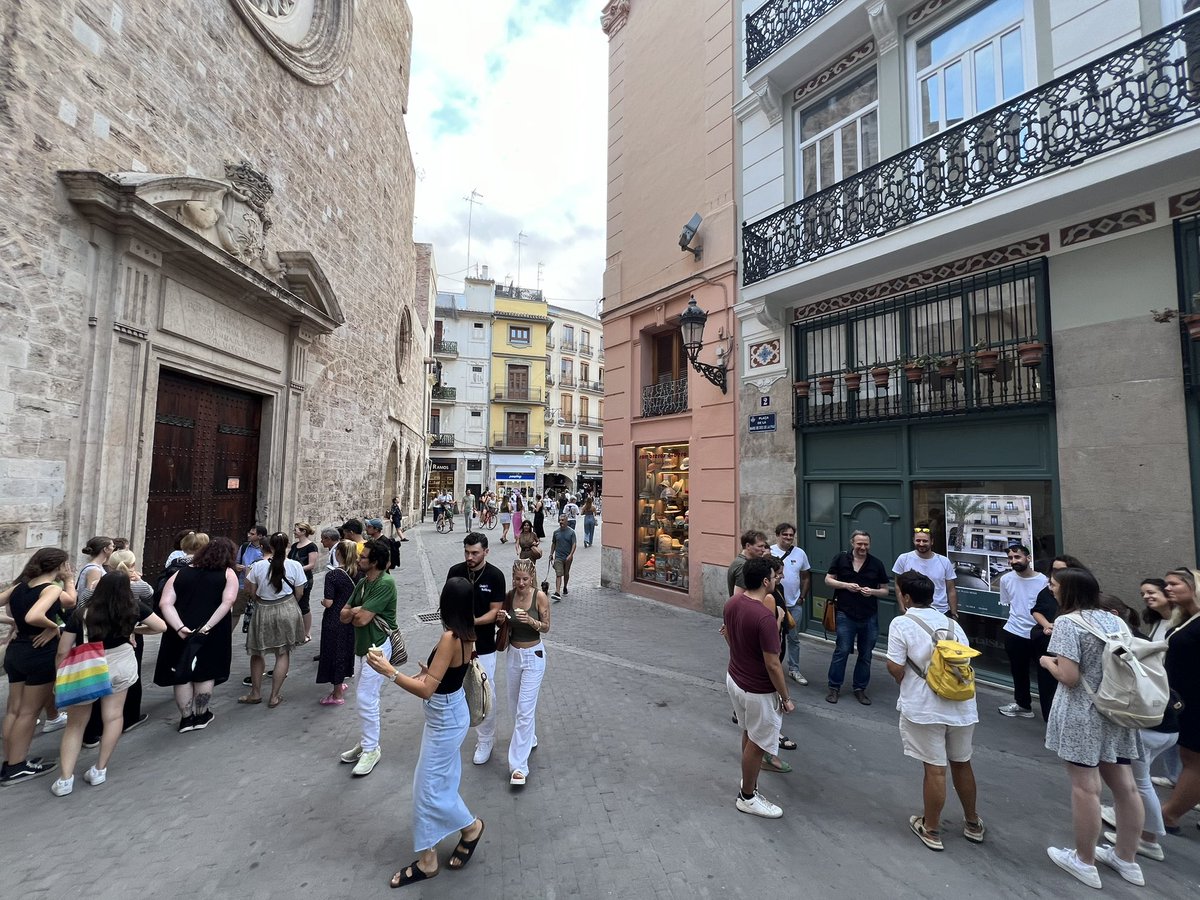 Pre-conference get together of the #EARLISIG2_2024 !! So many people joined that we have 3 groups for the tour around Valencia 🤩👀