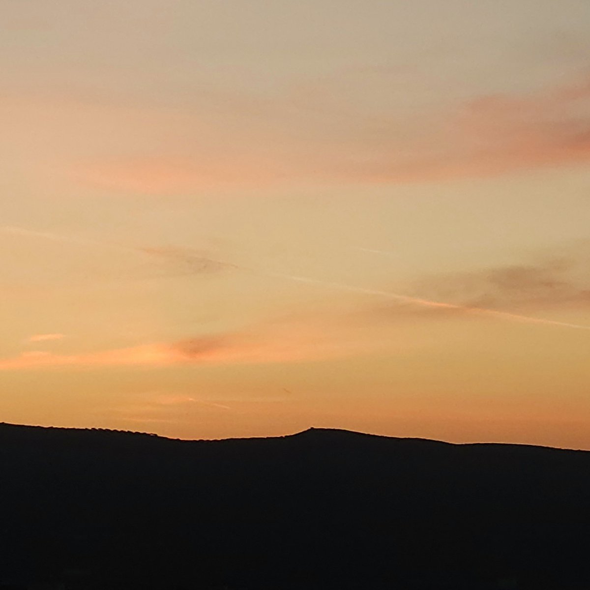 offaigo's tweet photo. Chasing the colors of the evening sky, where the horizon meets the silence of dusk. 🌅 

#travel #explore #offaigo #wanderlust https://t.co/VM7QmHyD3T