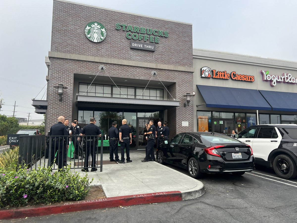 NewtonLAPD's tweet image. Had a great time at “Coffee with a Cop” this morning! New Division officers and Starbucks employees connected with our community to discuss important issues. Grateful for everyone who shared their thoughts—together, we’re making a difference. #CoffeeWithACop #NewtonDivision #LAPD