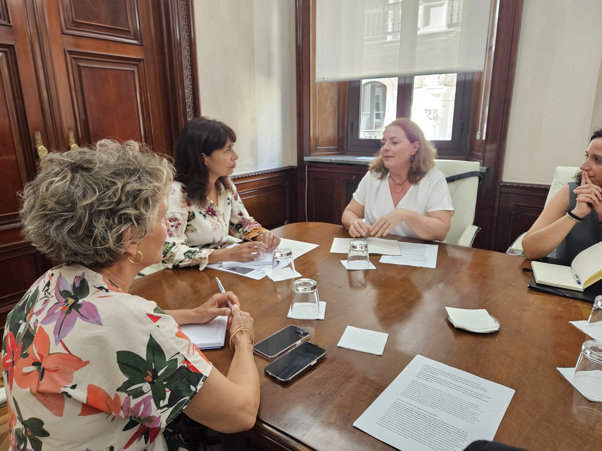 IgualdadGob's tweet photo. 🔴La ministra de Igualdad, @anaredondo, se ha reunido junto a la SEI, @aina_calvo, con las promotoras de 'Mujeres con voz, mujeres con derechos'.

‼️ El Gobierno de España va a impulsar una respuesta internacional en defensa de los derechos de las mujeres afganas. https://t.co/elLKIA65uX