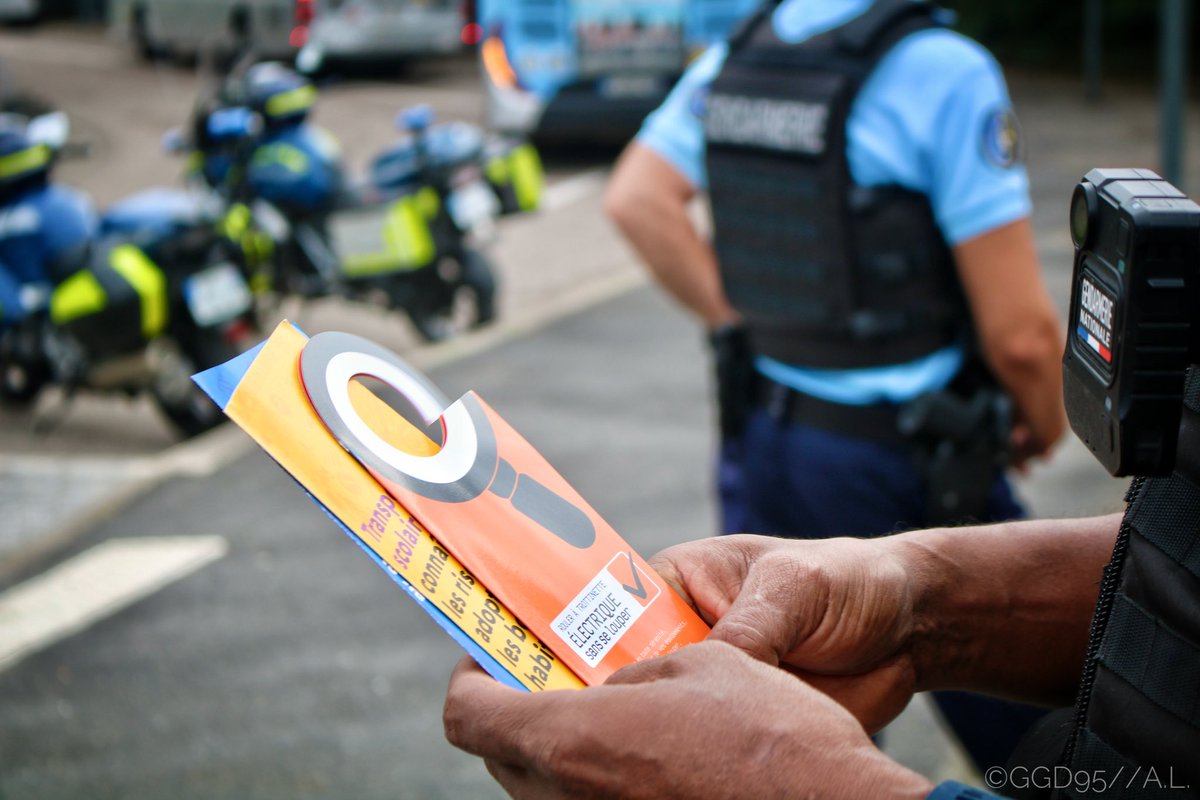 Gendarmerie du Val-d'Oise (@gendarmerie_095) on Twitter photo #SécuritéRoutière
C’est la rentrée scolaire !
Les gendarmes sont venus au collège de Vigny, en présence du <a href="/Prefet95/">Préfet du Val-d'Oise</a>, afin de :
➡️ Sensibiliser les élèves sur les équipements et les règles du code de la route
➡️ Procéder à des contrôles dans les bus scolaires
✅ #SécuritéRoutière
C’est la rentrée scolaire !
Les gendarmes sont venus au collège de Vigny, en présence du <a href="/Prefet95/">Préfet du Val-d'Oise</a>, afin de :
➡️ Sensibiliser les élèves sur les équipements et les règles du code de la route
➡️ Procéder à des contrôles dans les bus scolaires
✅