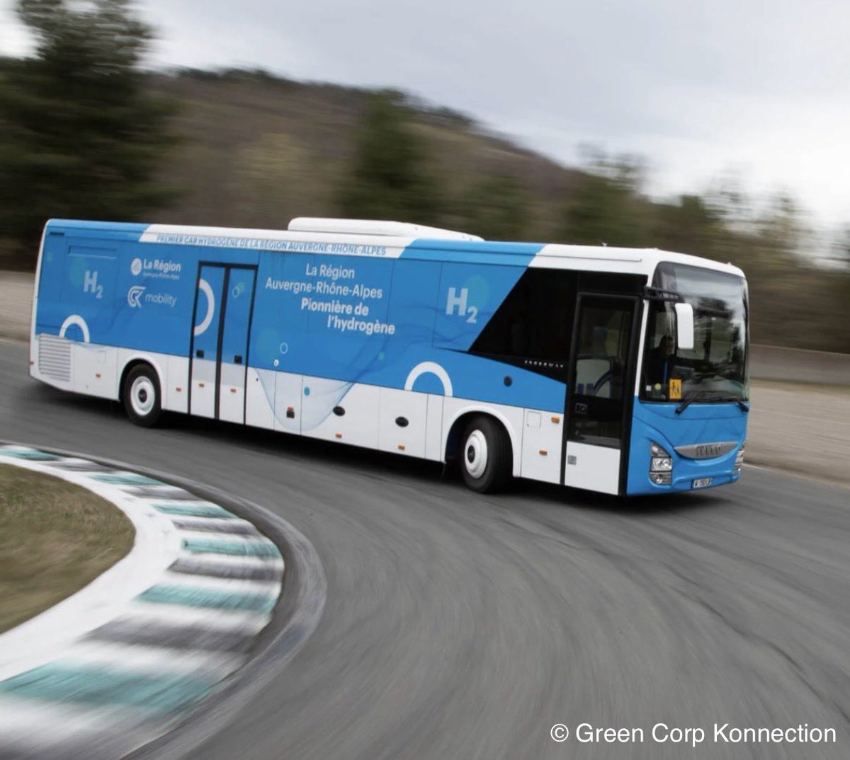Cheminot_du_75's tweet photo. @EuMoExpo @BusSustainable @UTP_Fr @GART_officiel @LettreCheminot @RailPassion 2/ Les industriels du rétrofit des bus thermiques vers l'électrique, le biogaz ou l’hydrogène :
• CBM (ne fabrique plus de bus depuis 1986, ressuscité pour le rétrofit)
• EHM (Efficient Hydrogen Motors)
• GCK
• Greenmot
• IBF
• Retrofleet
• REV Mobilities
@EuMoExpo https://t.co/aX7XlO4Uur