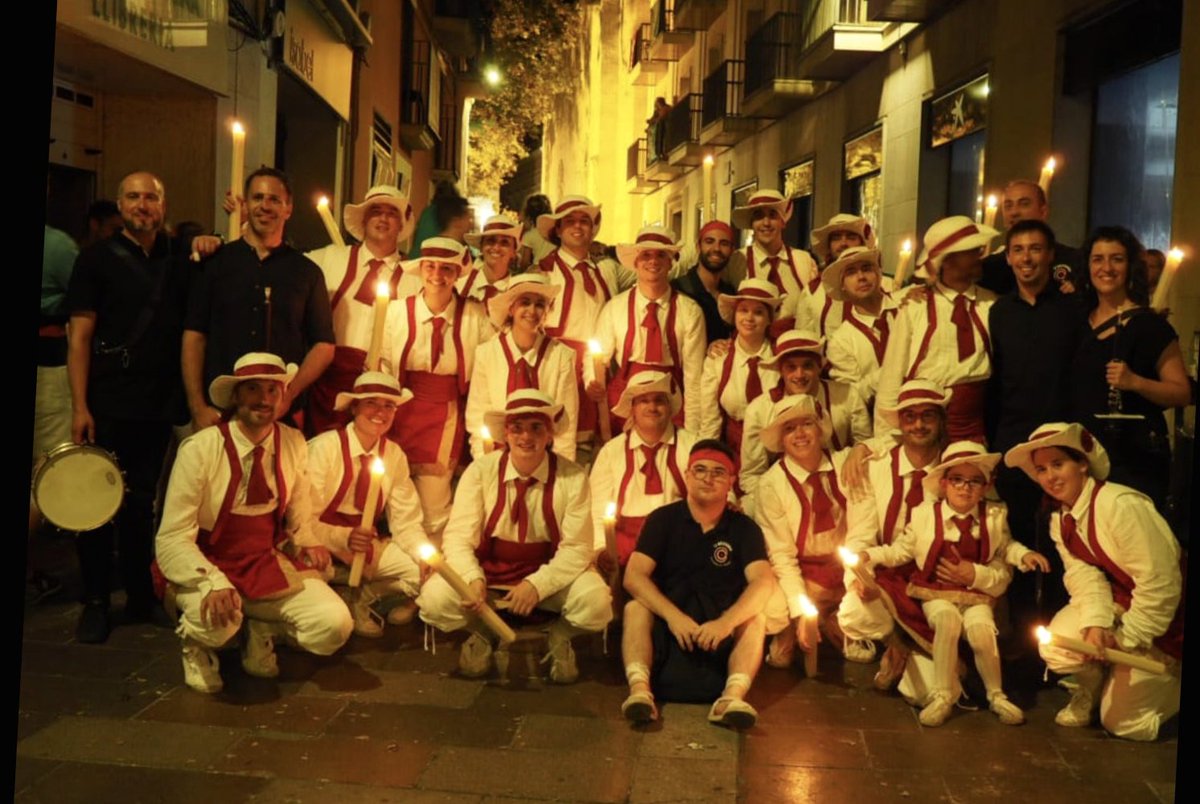 Enguany, per Sant Fèlix, acompanyant la moixiganga. Amb la mirada i les mans del Quico i el Màrius, podríem dir que quasi hem tocat el cel. Un plaer! Gràcies <a href="/MoixigangaVila/">MoixigangaVilafranca</a> !
#fmvila #elsvinardells #elsvinardellsontour #grallers @CoMuTraVi