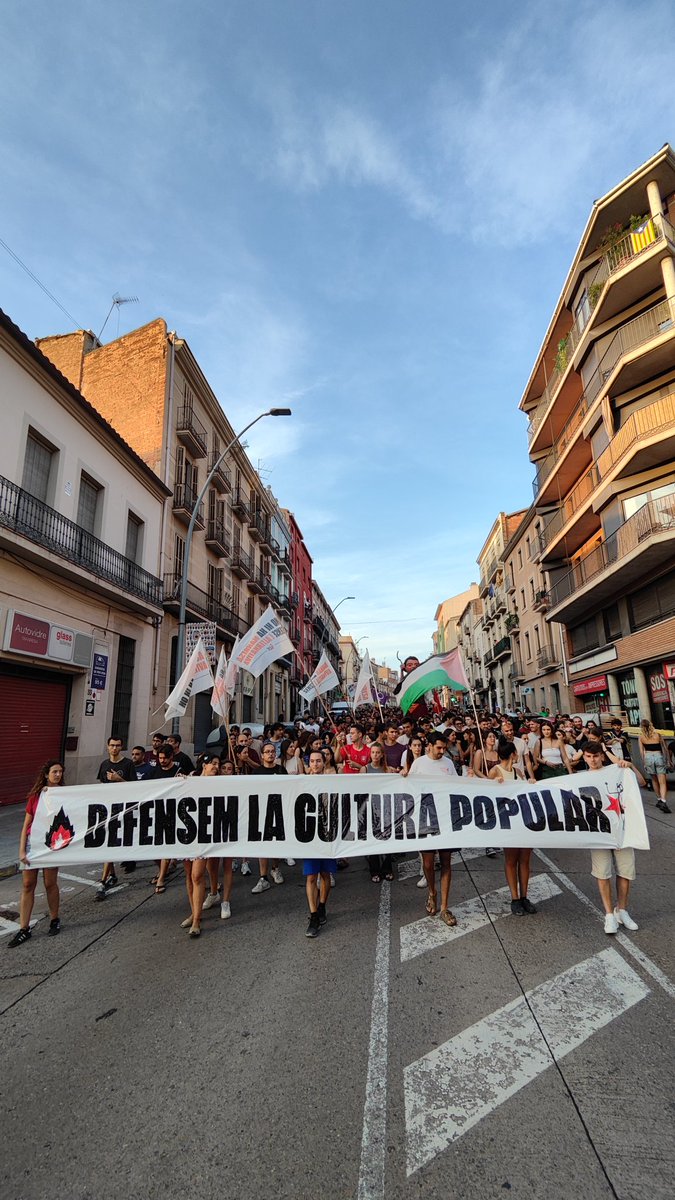 Tanquem la 33a edició molt agraïdes per tot el suport i el caliu que hem rebut❤‍🔥 L'any que ve ens tornarem a veure, on sempre i com sempre, perquè L'Alternativa és del poble i pel poble!

Visca la FMA, visca la terra i foc al capital!🔥✊🏽