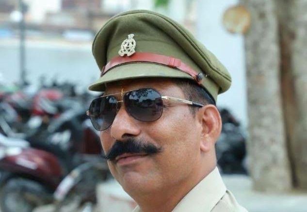 KraantiKumar's tweet image. 2015 में गौकशी के आरोप में भीड़ ने अखलाक की हत्या कर दी.

अखलाक हत्याकांड की जांच करने वाले ईमानदार इंस्पेक्टर ठाकुर सुबोध कुमार सिंह का दादरी से ट्रांसफर बुलंदशहर कर दिया गया.

2018 में बुलंदशहर में गौ रक्षकों ने इंस्पेक्टर सुबोध कुमार सिंह हत्या कर दी.

गौ रक्षा के नाम पर…