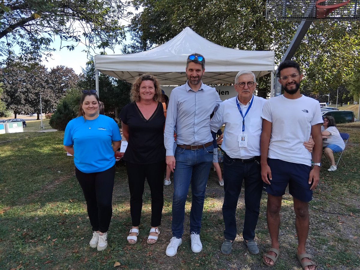 Prefet87's tweet photo. #QuartiersdÉté | 🎊 Mélanie Bernadac, déléguée du préfet de la #HauteVienne pour la politique de la ville, s'est rendue vendredi dans les quartiers de #Limoges, où l’ambiance était festive. 

🎠 Au Val de l'Aurence Sud, à Bellevue Sainte-Claire et à la cité éducative de Beaubreuil, les habitants ont notamment profité d'un manège, d'un ciné en plein air et d'olympiades en famille. 

🙌🏼 Une journée de partage et de convivialité !