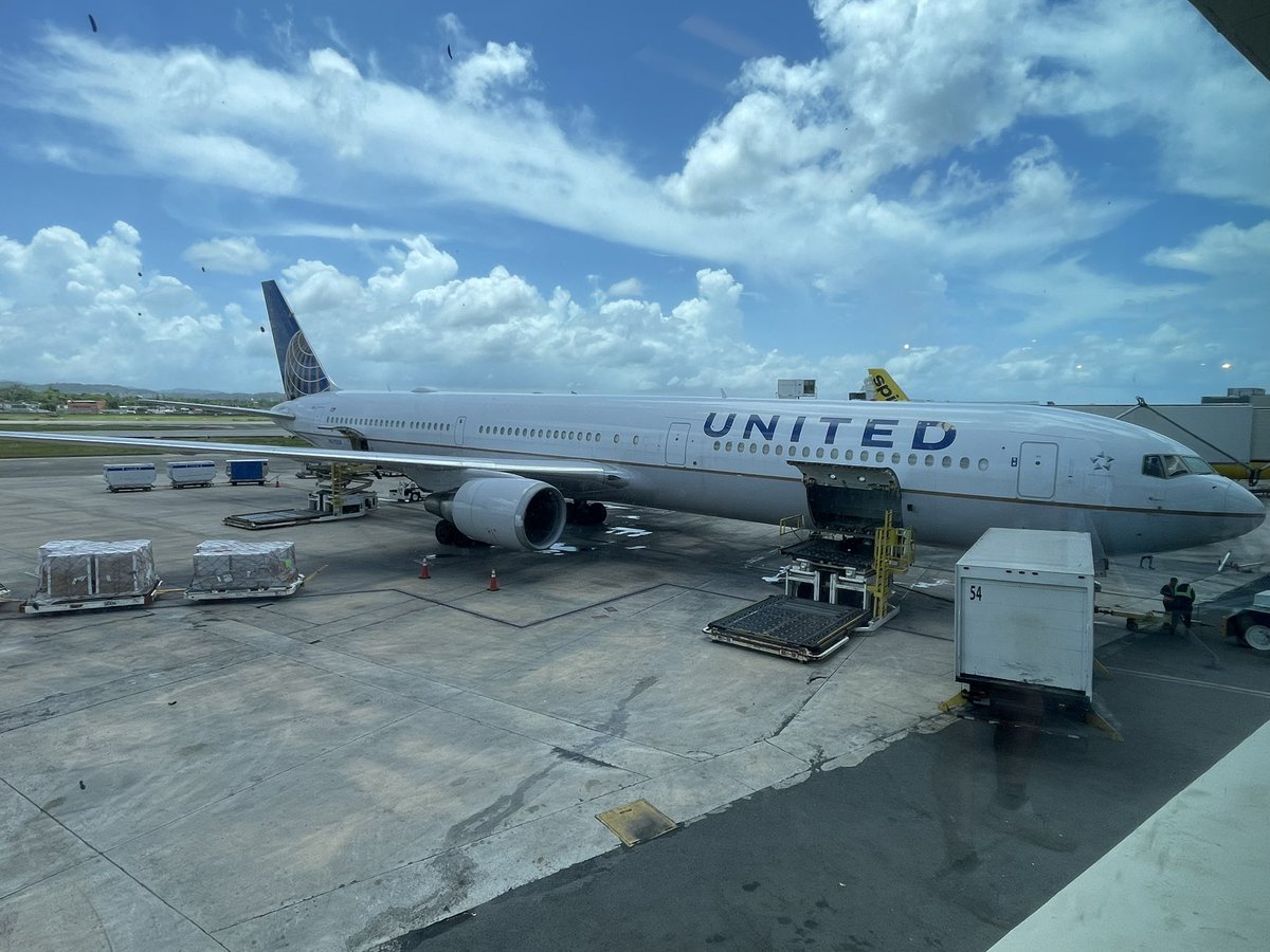 FlyinSPS's tweet photo. #avgeeks #SanJuan #PuertoRico #quickturn #Boeing #aviation #flying #airplanes #flightcrew #United https://t.co/WPeZNFXtdT