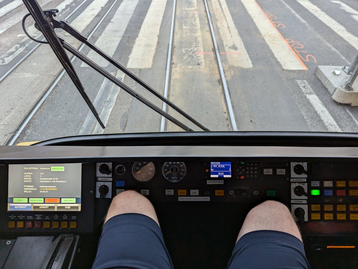This is what i mean when i said these old trams really don't have legspace

(Sure i could lower the chair a bit and fit my legs under the dash but then they would hit the walls of the dash all the time and my back would start hurting from a worse sitting position)