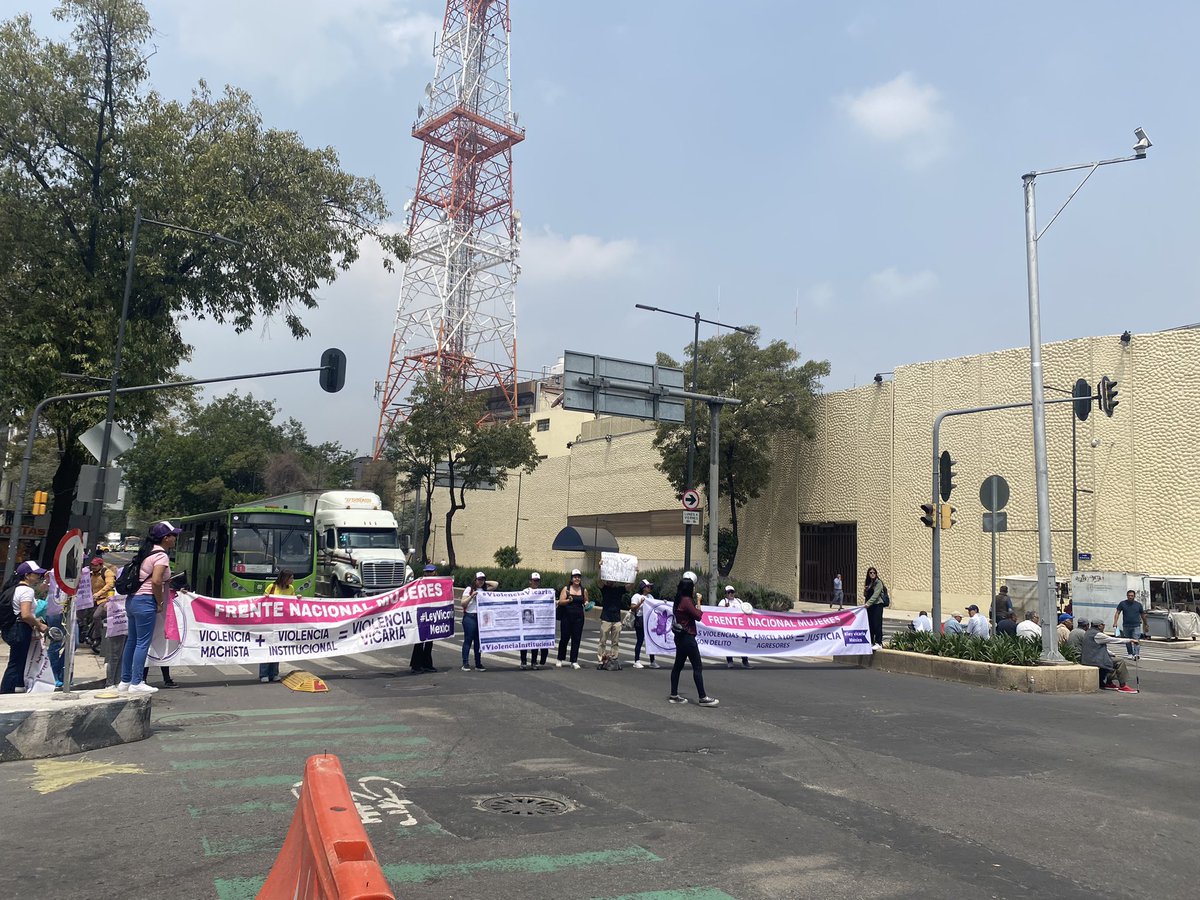 fnm_ong's tweet image. Manifestación en #RiodelaLoza contra el actuar de @FiscaliaCDMX 

Están ayudando a los agresores, lo saben, lo dijimos, lo reportamos desde octubre 2023 y se siguen sumando casos de corrupción. 

NO + ‼️la violencia vicaria es DELITO.

NO somos negocio …