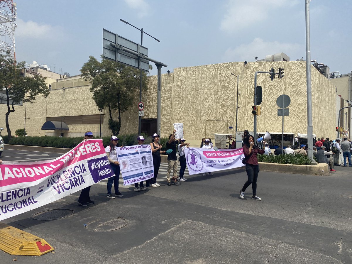 fnm_ong's tweet image. Manifestación en #RiodelaLoza contra el actuar de @FiscaliaCDMX 

Están ayudando a los agresores, lo saben, lo dijimos, lo reportamos desde octubre 2023 y se siguen sumando casos de corrupción. 

NO + ‼️la violencia vicaria es DELITO.

NO somos negocio …