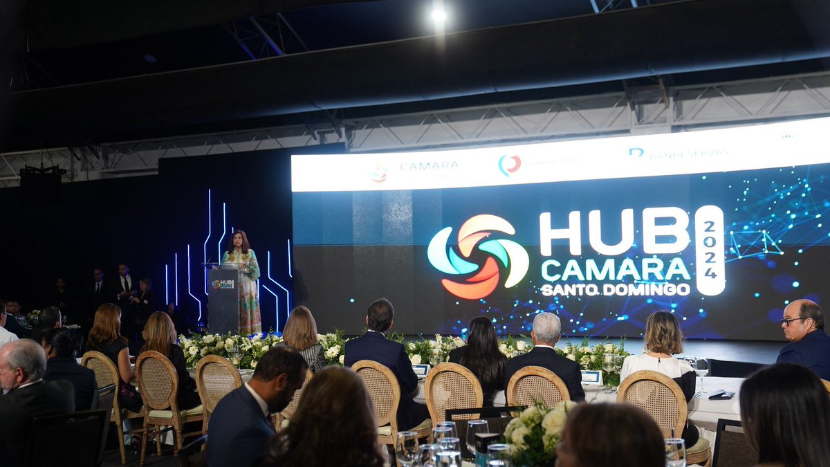 El Ministro <a href="/itobisono/">Ito Bisonó</a> participó junto a la vicepresidenta @raquelpenavice en la inauguración de la 6ta edición del HUB Cámara Santo Domingo 2024, acompañando a <a href="/HLucile/">Lucile Houellemont</a> presidenta de <a href="/camarasd/">Cámara de Comercio y Producción de Santo Domingo</a>.